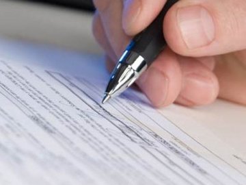 Луцького посадовця підозрюють у розтраті грошей та підробленні документів