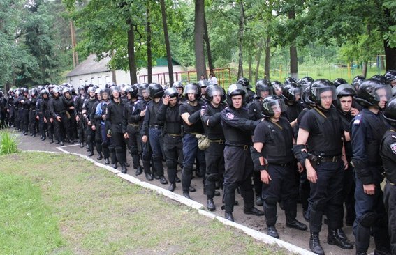 На Волині міліція тренувалася втихомирювати футбольних фанів. ФОТО