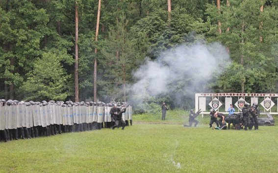 На Волині міліція тренувалася втихомирювати футбольних фанів. ФОТО
