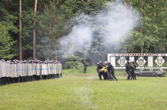На Волині міліція тренувалася втихомирювати футбольних фанів. ФОТО