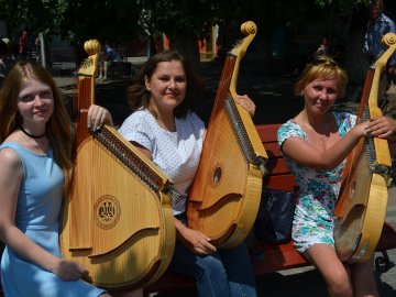 Бандуристки підкорили лучан віртуозним виконанням на головній пішохідній вулиці. ФОТО