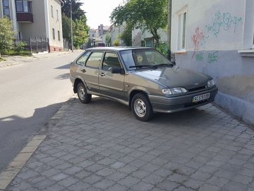 «Топовий андон»: у Луцьку автохам повністю перекрив тротуар. ФОТО