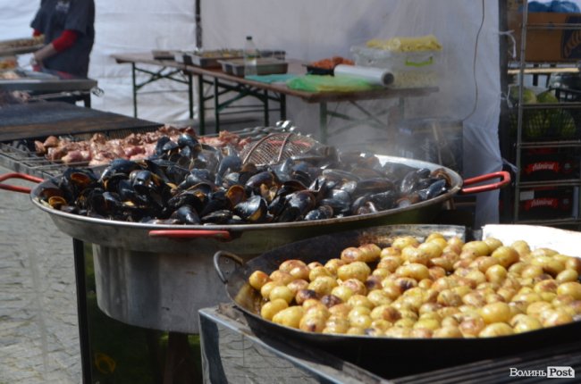У замку Любарта стартував Lutsk Food Fest: що і за скільки пропонують скуштувати. ФОТО