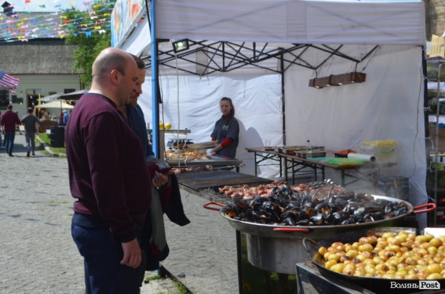У замку Любарта стартував Lutsk Food Fest: що і за скільки пропонують скуштувати. ФОТО