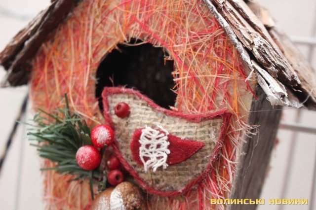 Заради благодійності у Луцьку продають рукотворні валентинки