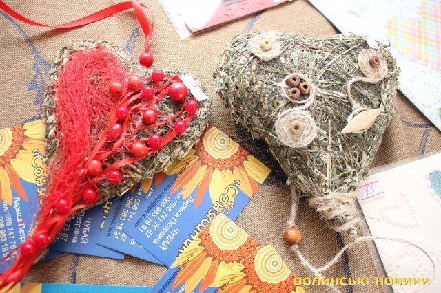 Заради благодійності у Луцьку продають рукотворні валентинки
