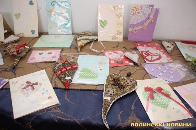 Заради благодійності у Луцьку продають рукотворні валентинки