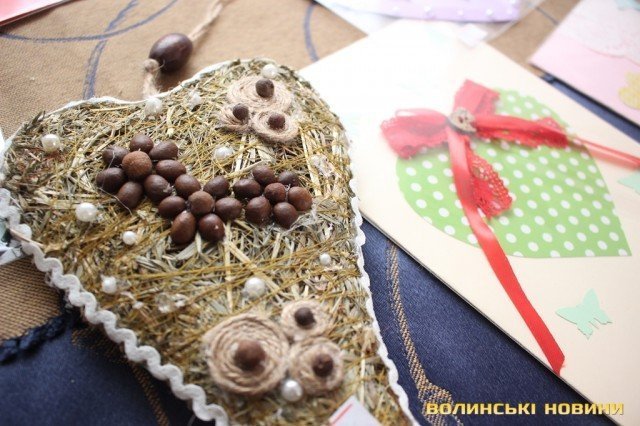 Заради благодійності у Луцьку продають рукотворні валентинки