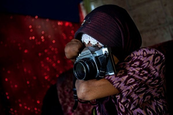 Безрука жінка стала фотографом