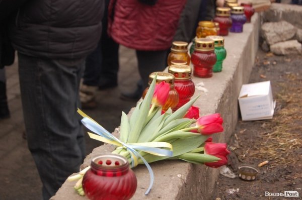 Люди вшанували пам'ять загиблих на Майдані у Києві, принісши лампадки і квіти