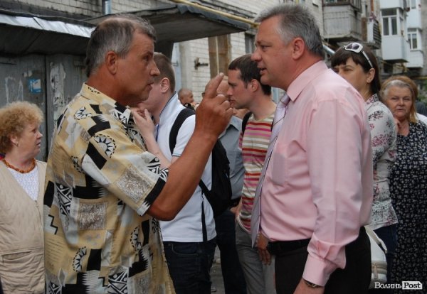 «Шукаємо свої речі серед сміття», – мешканці зруйнованих квартир