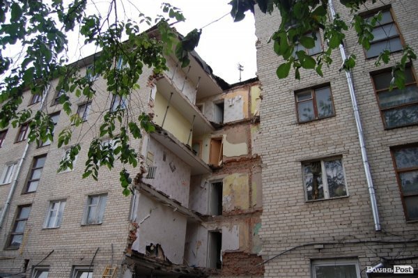 «Шукаємо свої речі серед сміття», – мешканці зруйнованих квартир