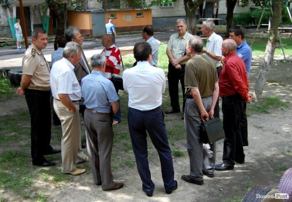 «Шукаємо свої речі серед сміття», – мешканці зруйнованих квартир