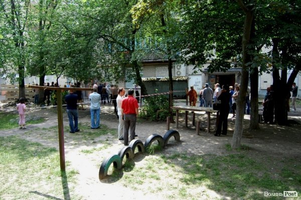 «Шукаємо свої речі серед сміття», – мешканці зруйнованих квартир