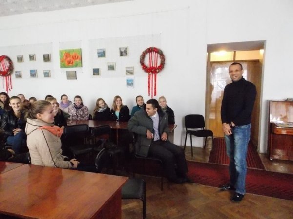 Кримські татари чаювали із студентами в Луцькій бібліотеці. ФОТО