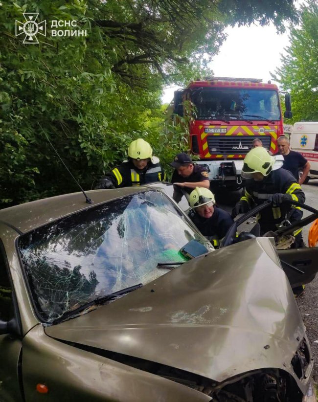 На Волині зіткнулися дві автівки: водія деблокували рятувальники