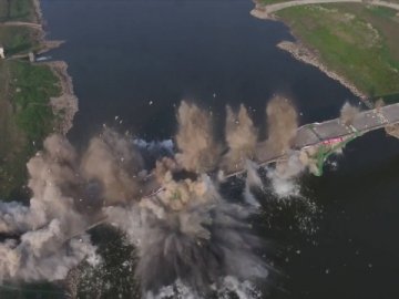 У Китаї підірвали 760-метровий міст. ВІДЕО