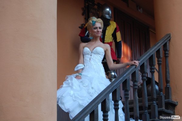 Лицар виводить княжну з будинку, в якому її ув'язнив злий лицар