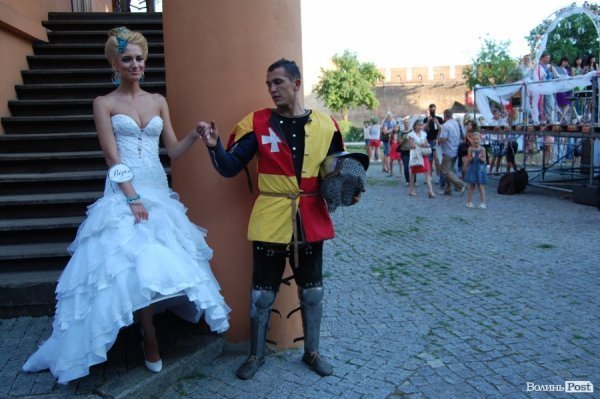 Лицар виводить княжну з будинку, в якому її ув'язнив злий лицар