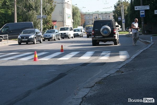 У Луцьку на переході збили дівчину. ФОТО. ВІДЕО