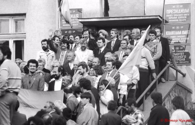 Мерія ледь не спалахнула, а в тролейбуса з’їхали «роги»: як над Луцьком вперше піднімали синьо-жовтий стяг