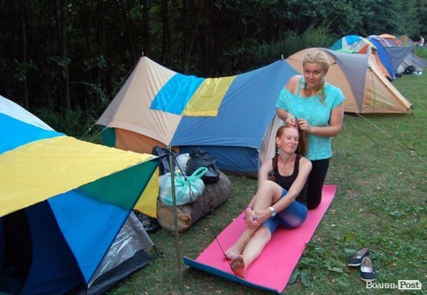 Ці панянки в курсі: на патріотичному фесті виглядати треба відповідно