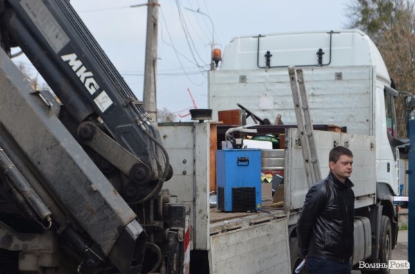 У Луцьку муніципали демонтують бар, знову зі скандалом. ФОТО