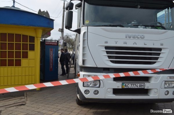 У Луцьку муніципали демонтують бар, знову зі скандалом. ФОТО