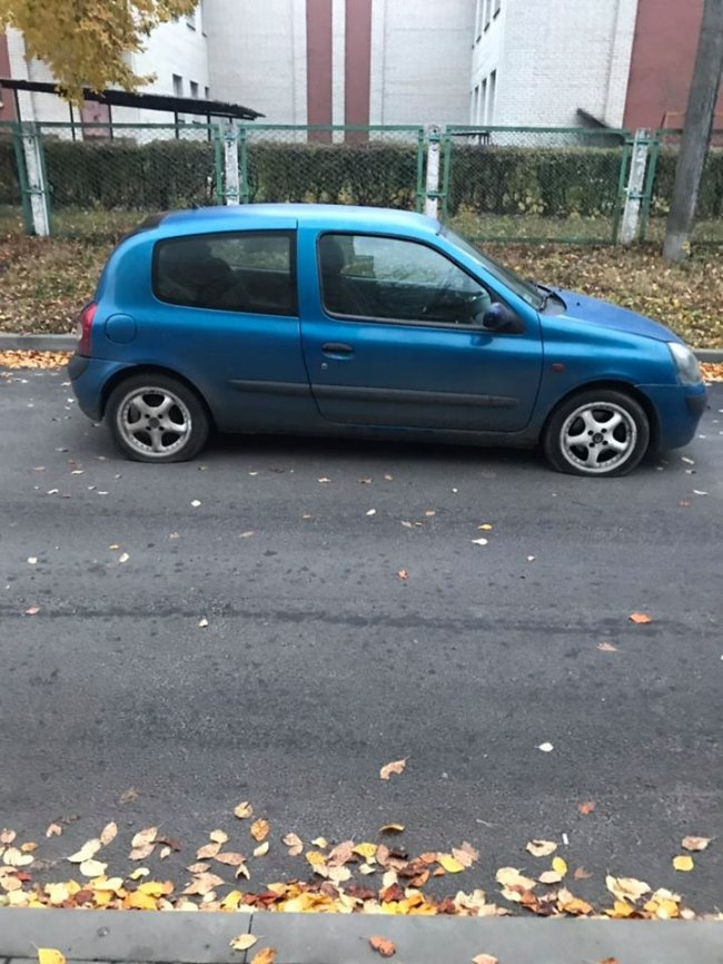 Пошкодив авто і «прокатав» людину на капоті: у Луцьку шукають винуватця ДТП. ФОТО