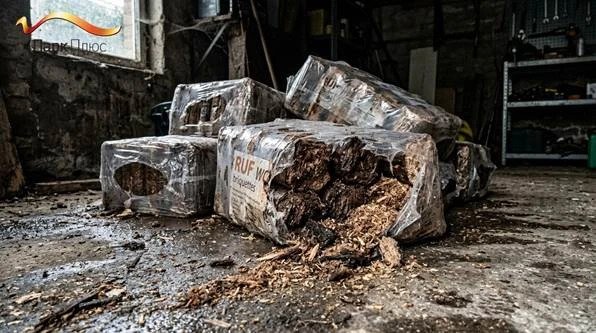 Гідроудар у паливнику: чому зберігання брикетів RUF у неопалюваному гаражі руйнує їх за 48 годин