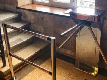 Чи порушують турнікети у Луцькраді права громадян