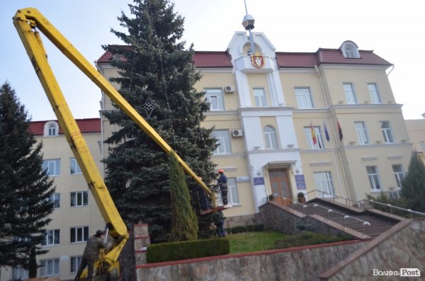 Розпочали прикрашати ялинку біля Луцькради. ФОТО 