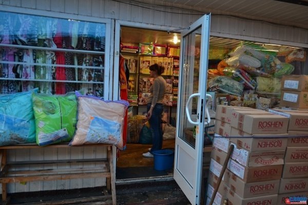 Луцький ринок «опам'ятовується» від зливи. ФОТО