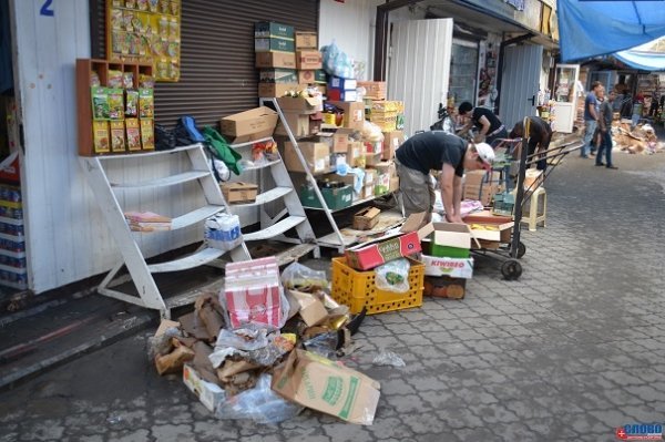 Луцький ринок «опам'ятовується» від зливи. ФОТО