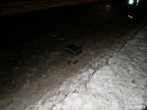 У Луцьку на переході авто збило маму з дитиною. Водій втік. ФОТО