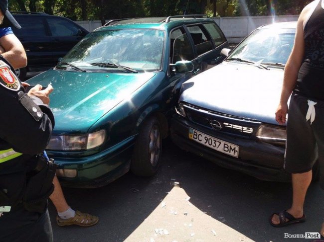 Аварія в Луцьку: не розминулися Volkswagen та Opel 