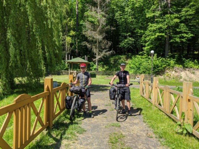 Двоє волинян проїхали на велосипеді понад тисячу кілометрів, аби дістатися Карпат. ФОТО