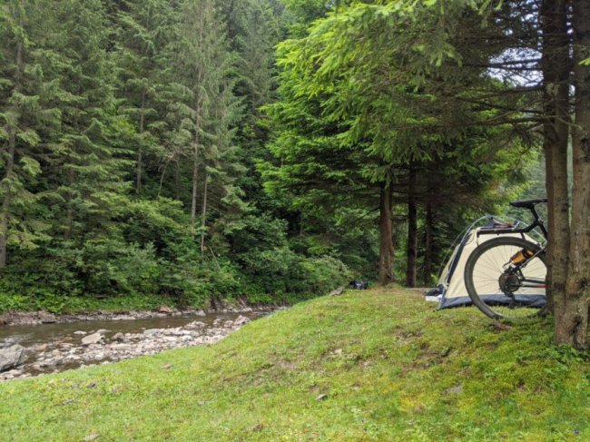Двоє волинян проїхали на велосипеді понад тисячу кілометрів, аби дістатися Карпат. ФОТО
