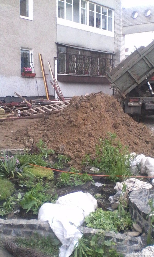 Скандальну прибудову на Соборності, 24 засипали піском.ФОТО