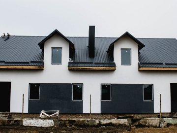 Під Луцьком продається великий будинок на дві сім’ї. ФОТО*