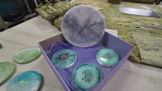 Кравчиня з Маріуполя шиє військове спорядження в Луцьку. ВІДЕО