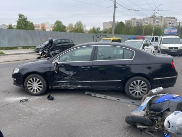 У Луцьку водій мопеда зіткнувся з автівкою: його госпіталізували. ФОТО