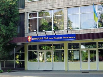 У їдальні луцької школи на стінах «росте» грибок