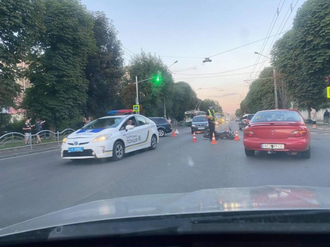 У Луцьку Ford зіткнувся з мотоциклом, є постраждалі. ФОТО
