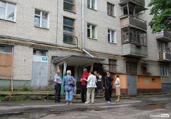 «Шукаємо свої речі серед сміття», – мешканці зруйнованих квартир