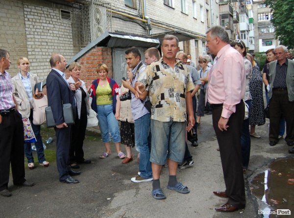 «Шукаємо свої речі серед сміття», – мешканці зруйнованих квартир