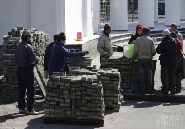У Києві на Грушевського кладуть нову бруківку. ФОТО