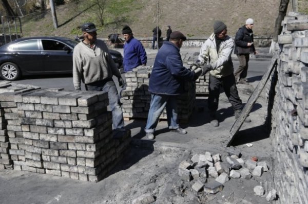 У Києві на Грушевського кладуть нову бруківку. ФОТО