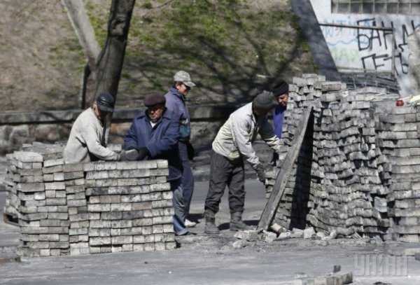 У Києві на Грушевського кладуть нову бруківку. ФОТО