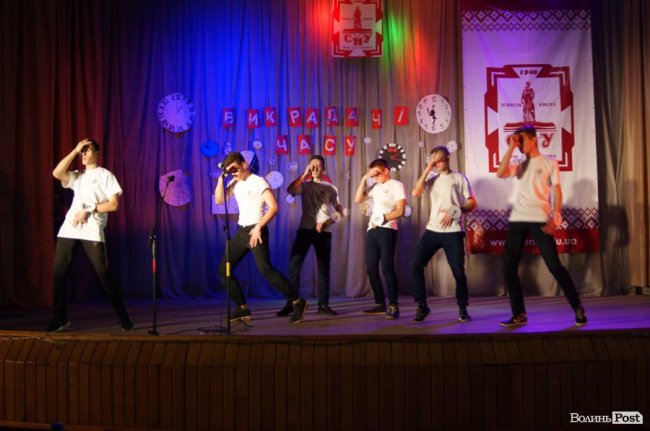 «Викрадачі часу»: як на філфаці СНУ обирали кращого студента. ФОТО